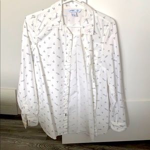 Women’s long sleeve button up collared shirt.